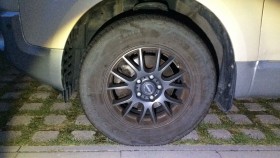 タイヤホイール前