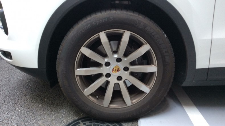 タイヤホイール前