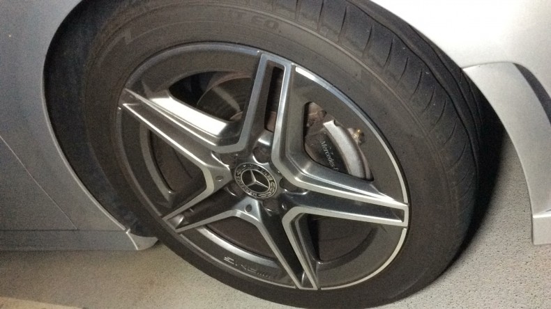 タイヤホイール前