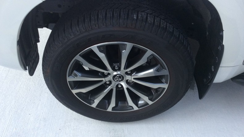 タイヤホイール前