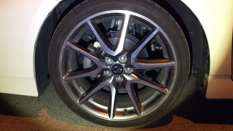 タイヤホイール前