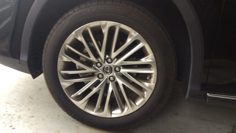 タイヤホイール前