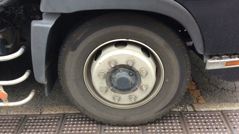 タイヤホイール前