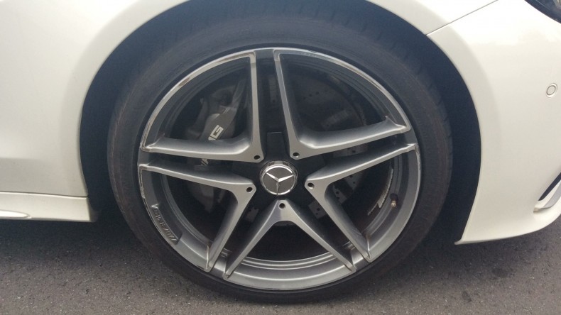 タイヤホイール前