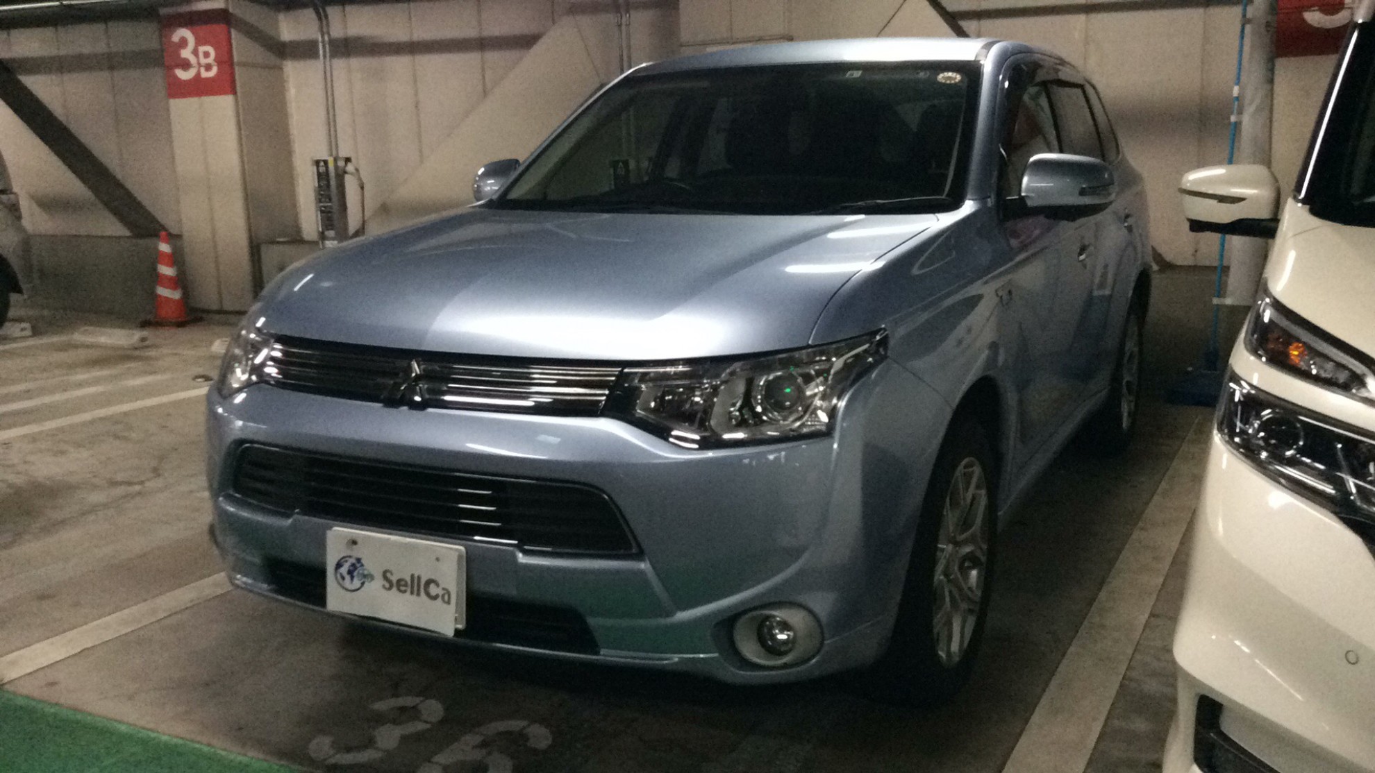 三菱　アウトランダーＰＨＥＶ ブラックエディションの車種サムネイル画像