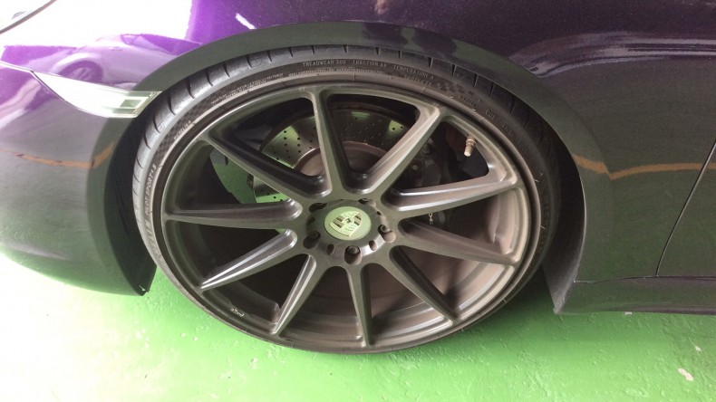 タイヤホイール前