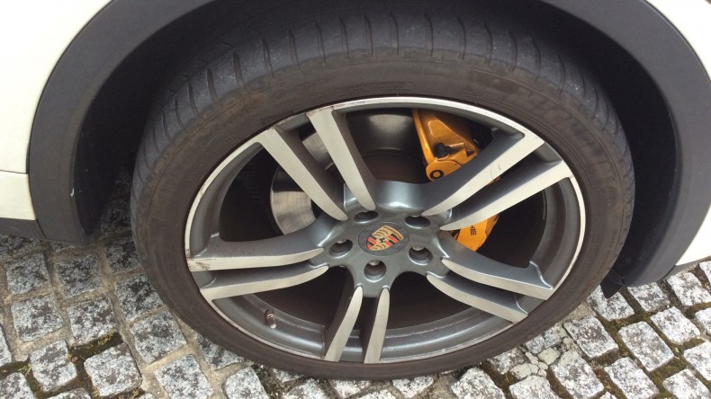 タイヤホイール前