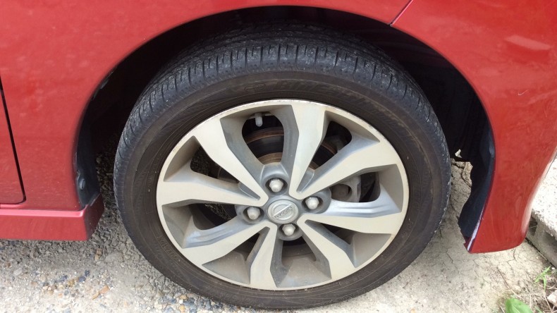 タイヤホイール前