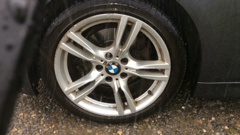 タイヤホイール前