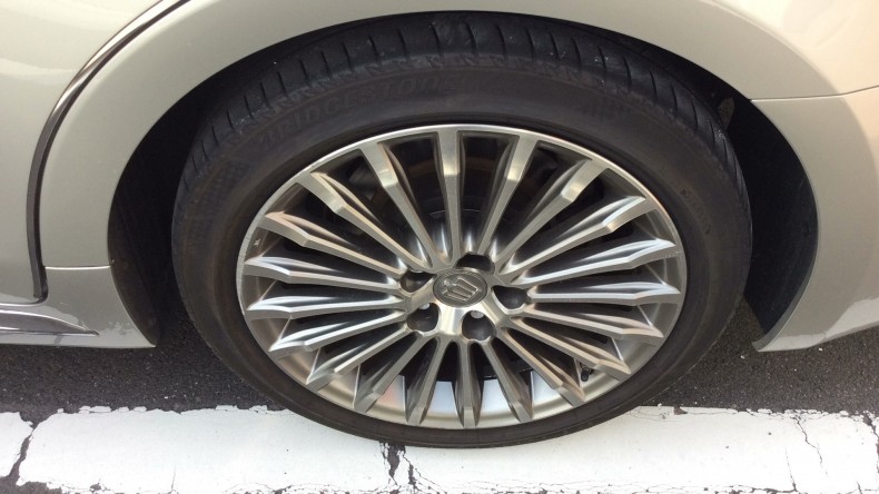 タイヤホイール前