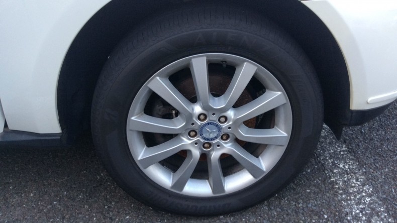 タイヤホイール前