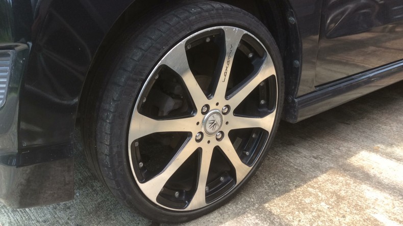 タイヤホイール前