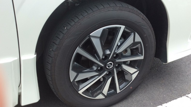 タイヤホイール前