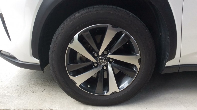 タイヤホイール前