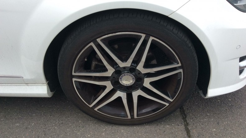 タイヤホイール前