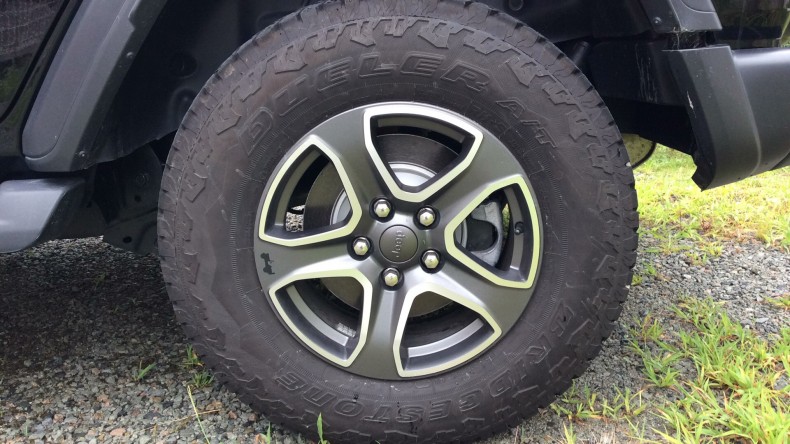 タイヤホイール前