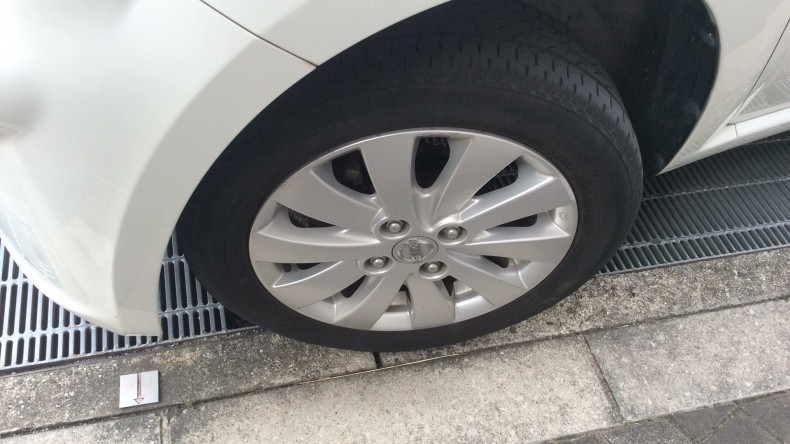 タイヤホイール前