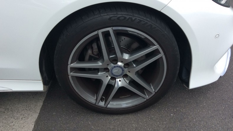 タイヤホイール前