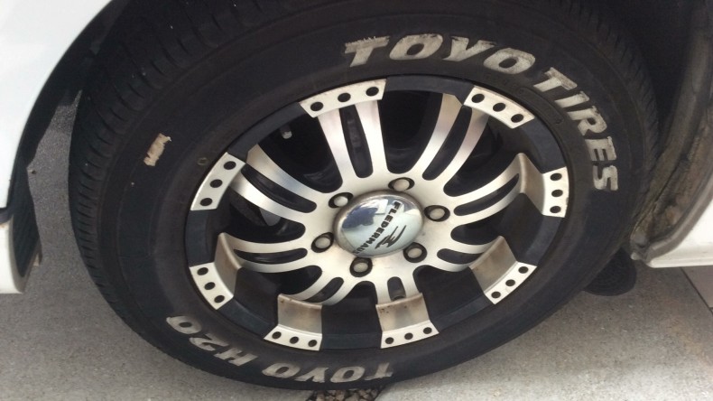 タイヤホイール前