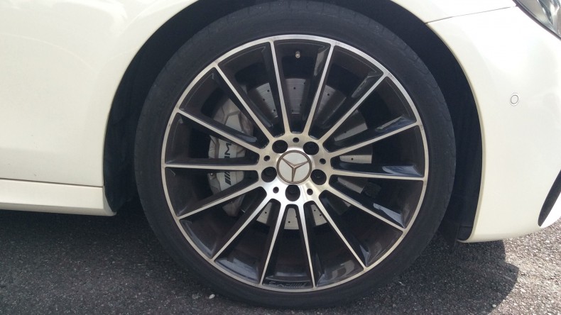 タイヤホイール前