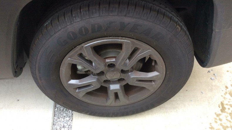 タイヤホイール前