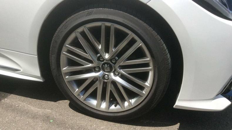 タイヤホイール前