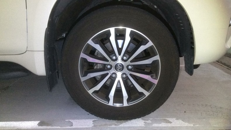 タイヤホイール前