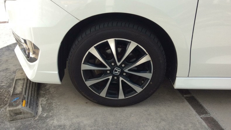 タイヤホイール前