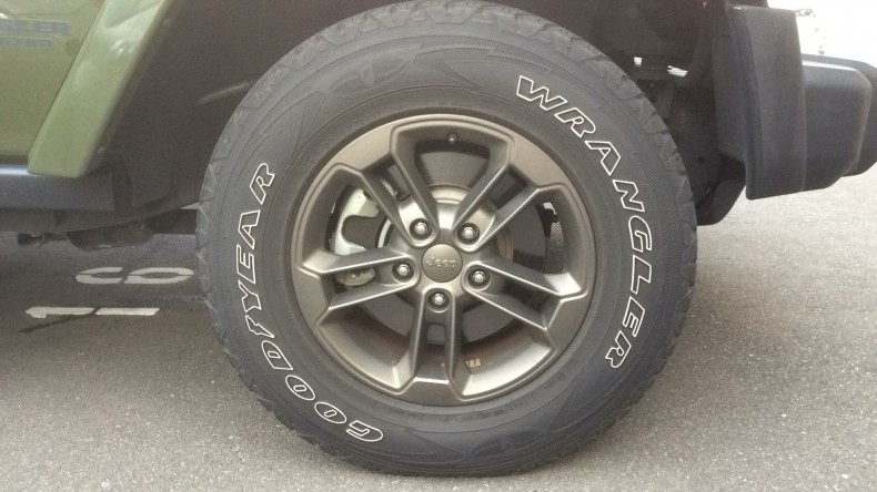 タイヤホイール前