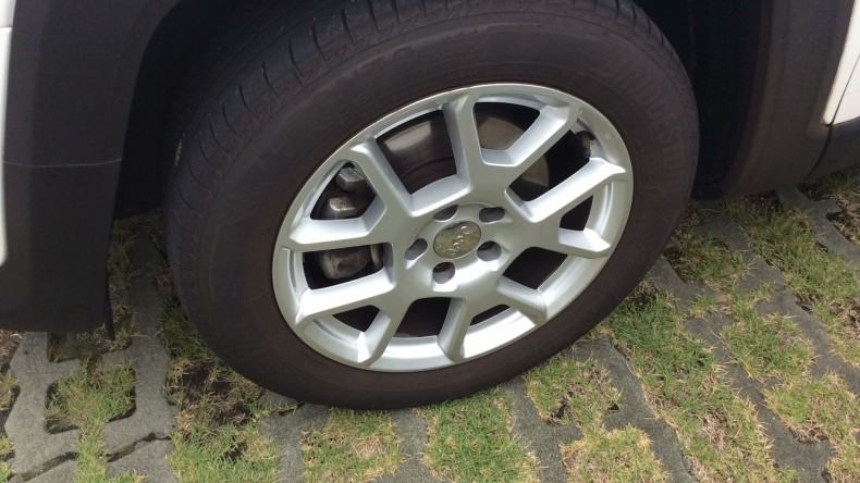 タイヤホイール前