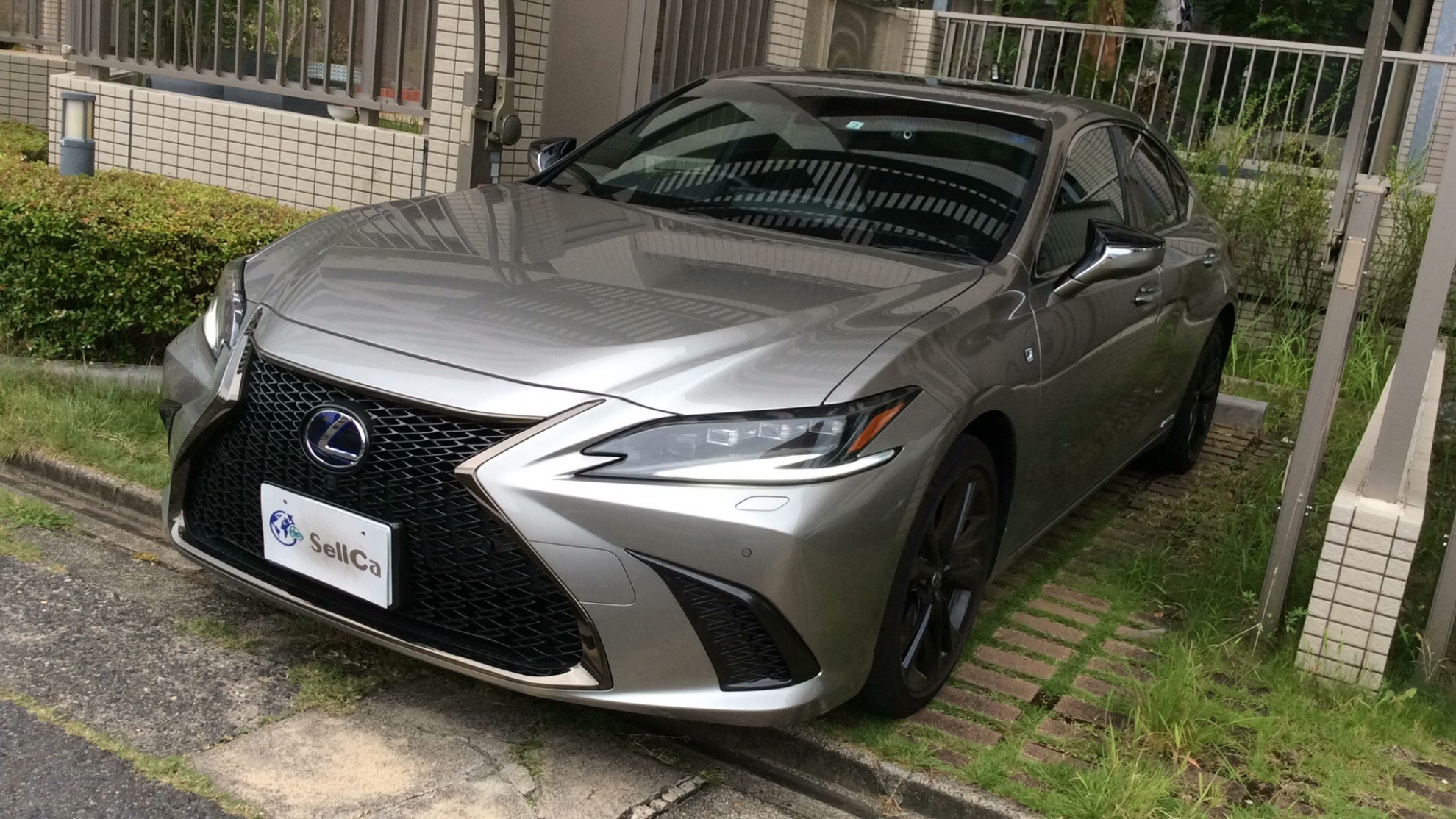 レクサス（米国）　ＥＳ ＥＳ３００ｈ Ｆスポーツの車種サムネイル画像