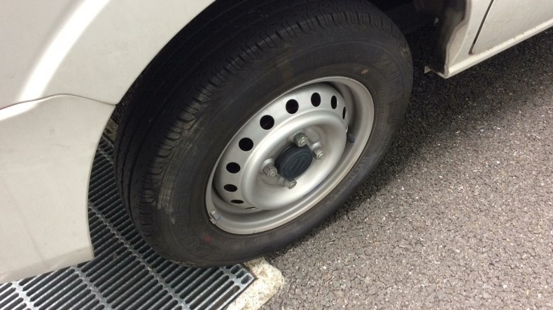 タイヤホイール前