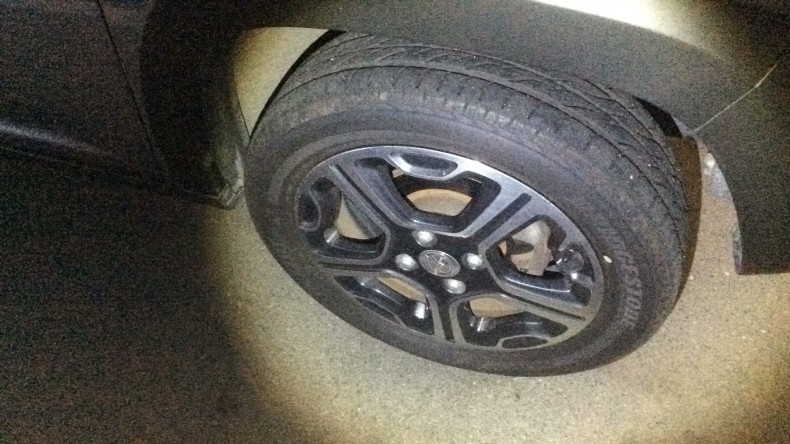 タイヤホイール前