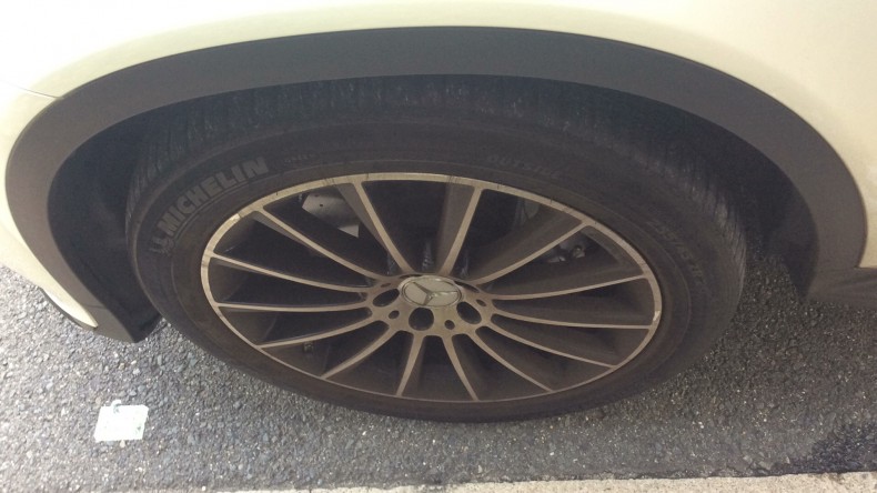 タイヤホイール前