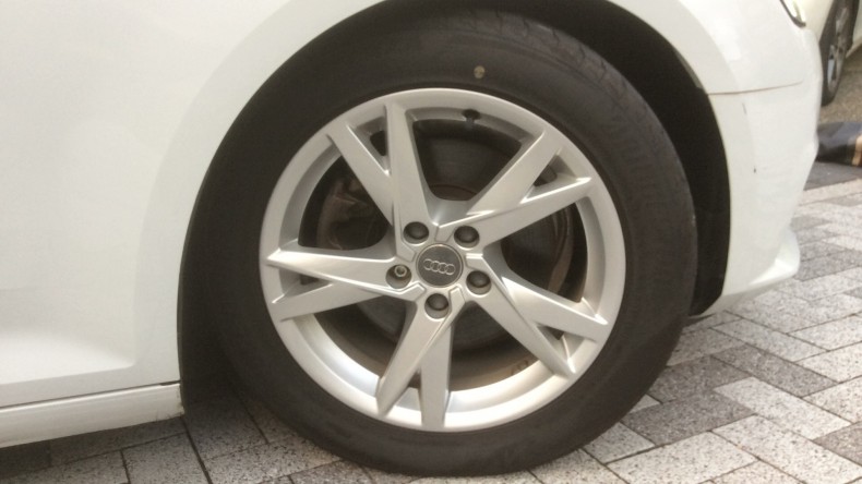 タイヤホイール前