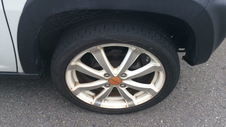 タイヤホイール前