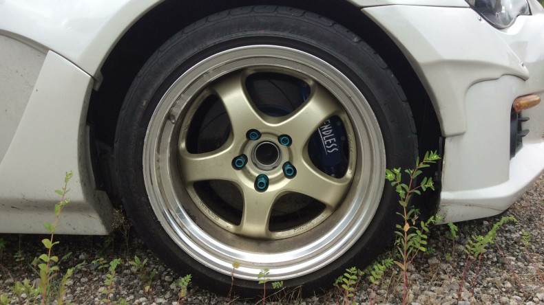 タイヤホイール前