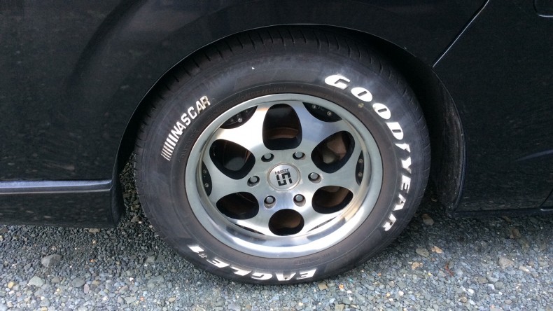 タイヤホイール前