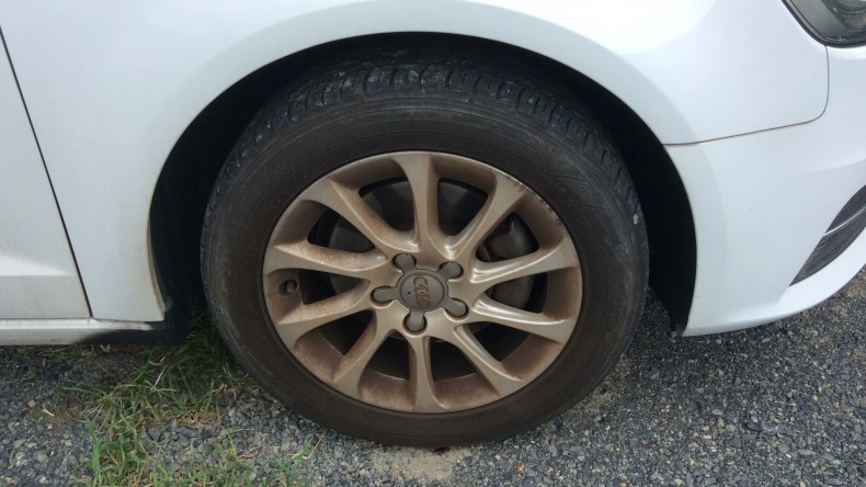 タイヤホイール前