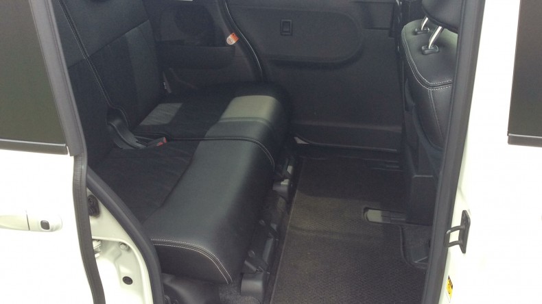 内装後方シート