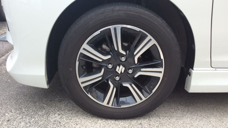 タイヤホイール前