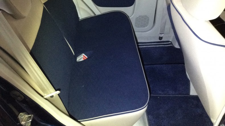 内装後方シート