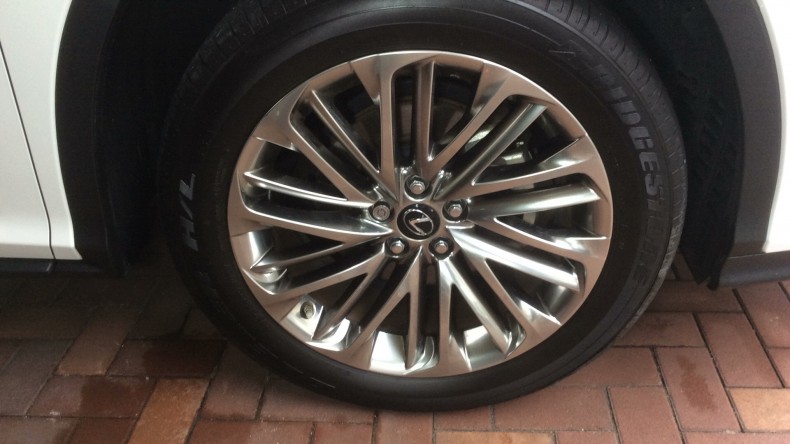 タイヤホイール前