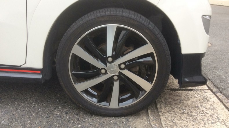 タイヤホイール前