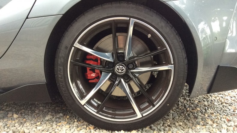 タイヤホイール前