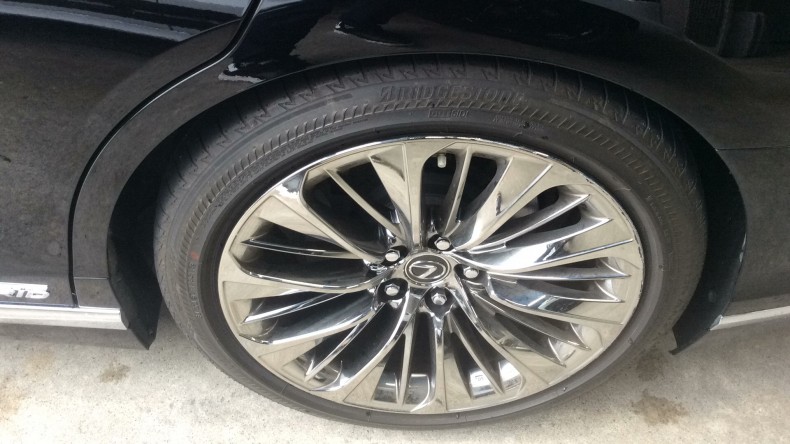 タイヤホイール前