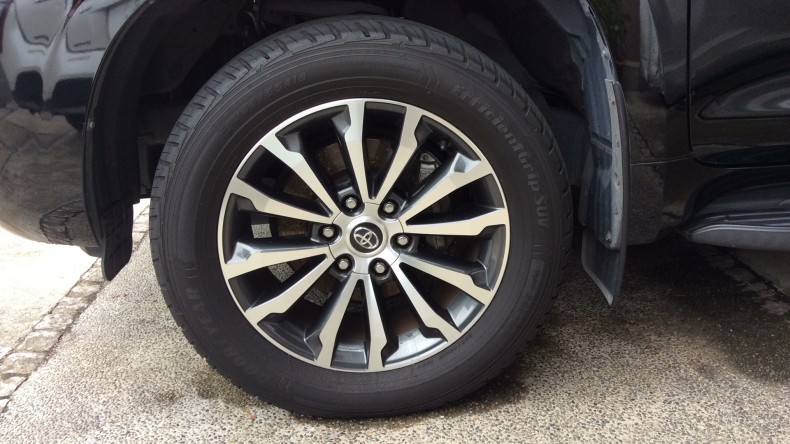 タイヤホイール前