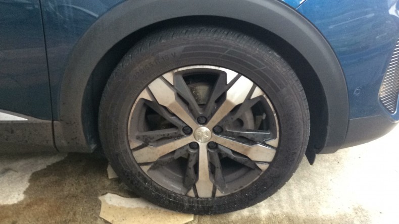 タイヤホイール前