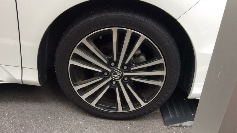 タイヤホイール前