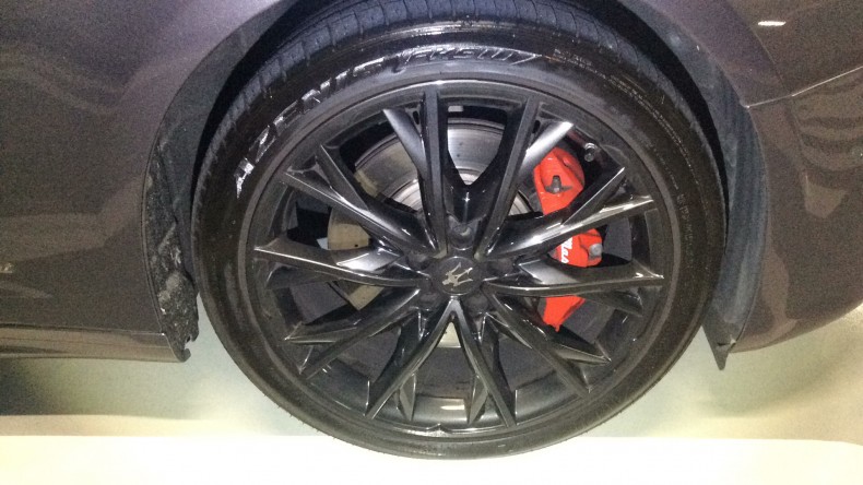 タイヤホイール前